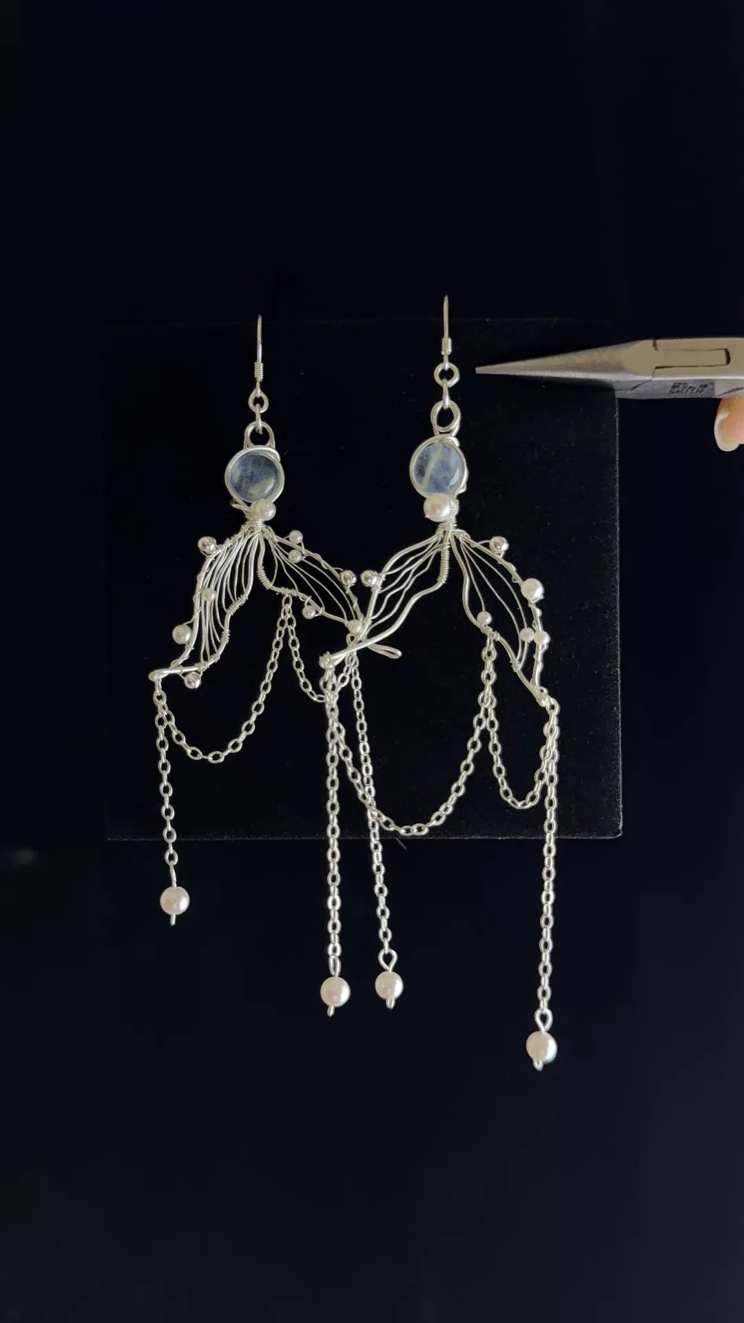 Pendientes de pez en alambre hechos con aguamarina