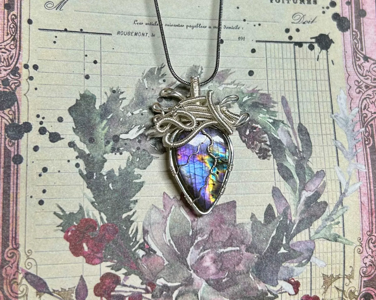 Collar con colgante de labradorita arco iris envuelto en alambre