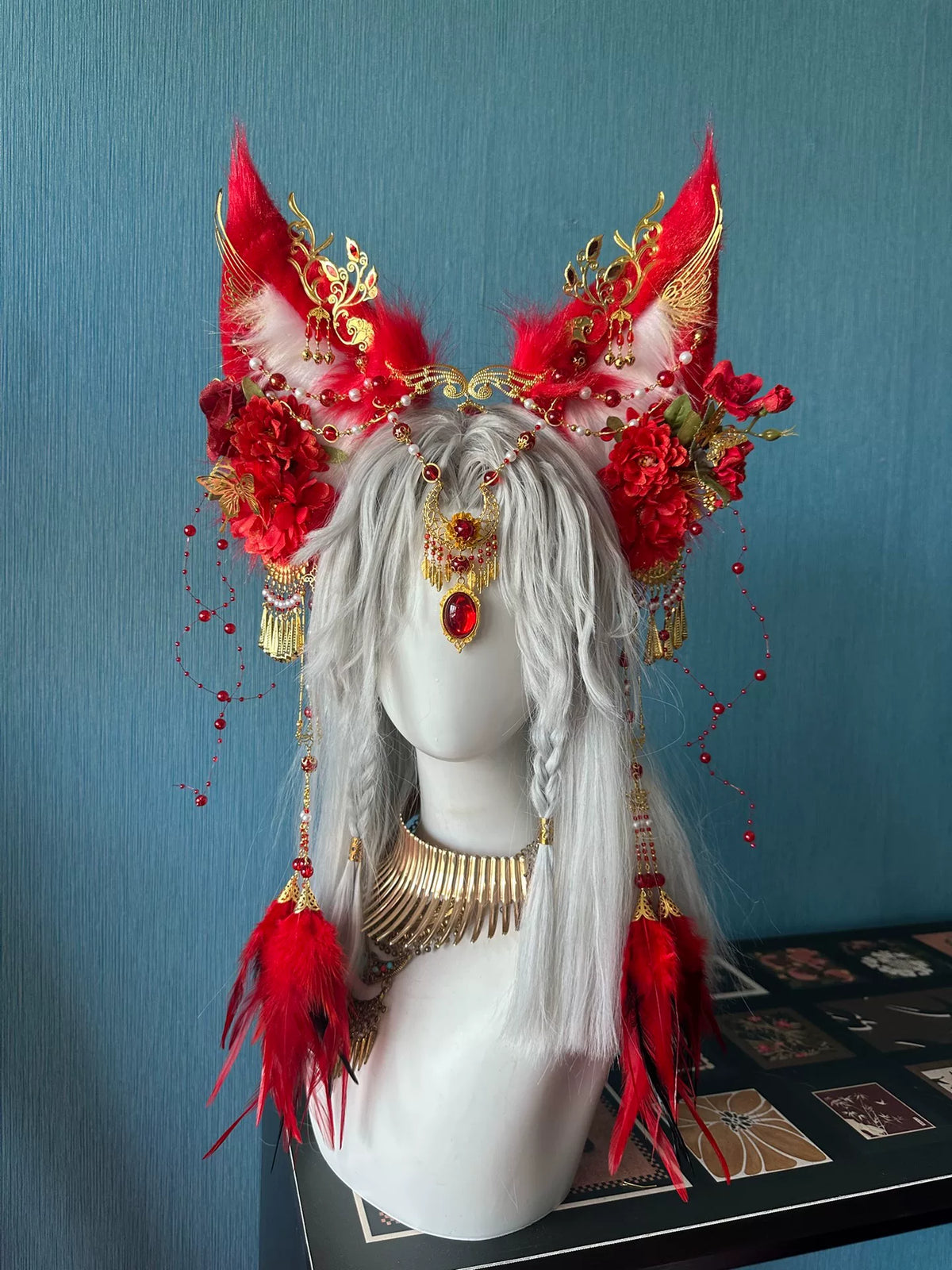 Tocado de orejas de zorro rojas con filigrana dorada