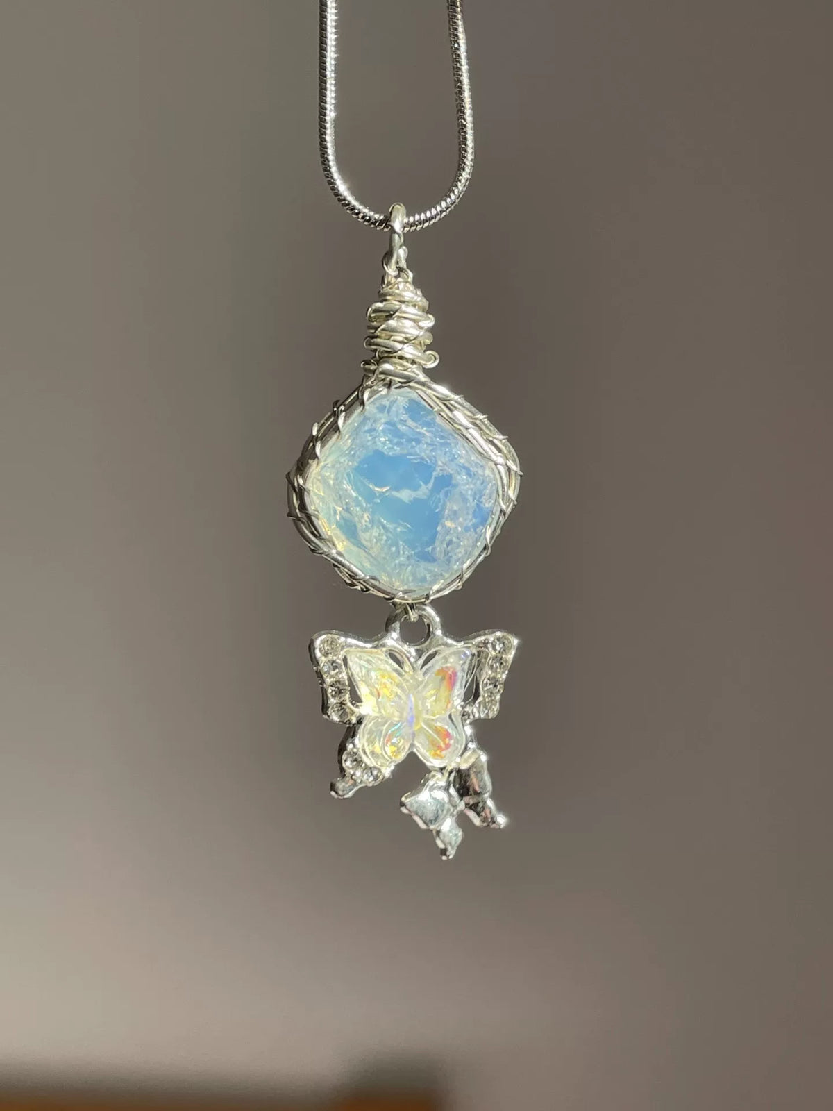 Collana con ciondolo a farfalla in opallo grezzo