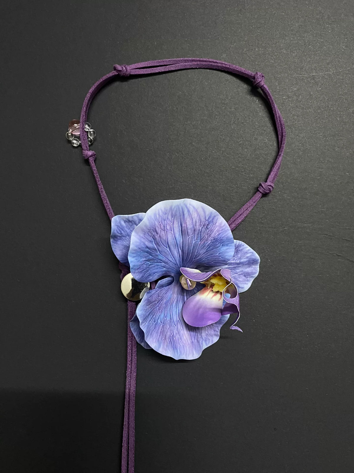Lilaer Orchideen-Choker-Halskette, 8 cm Blüte