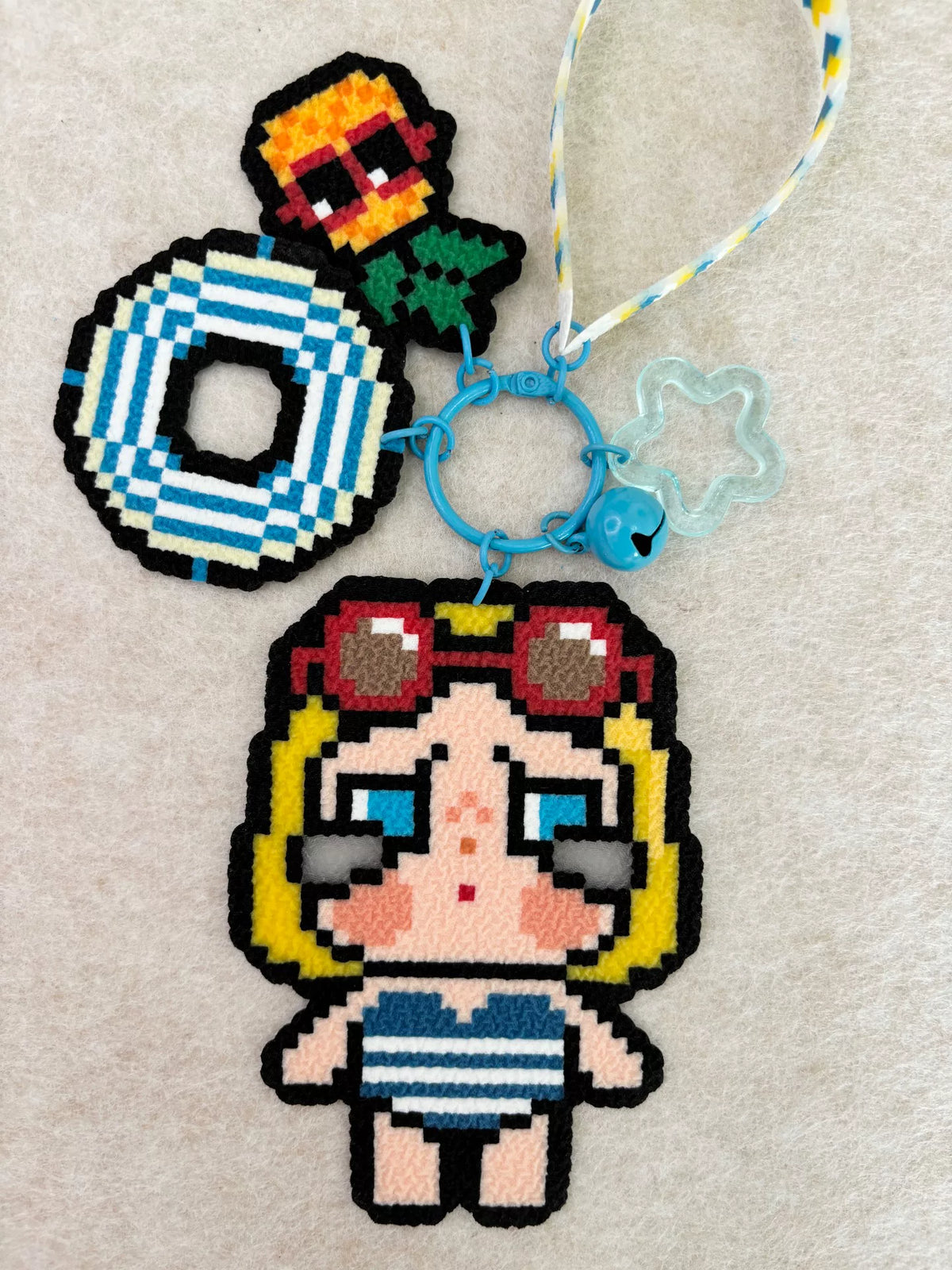 Ensemble de porte-clés en feutrine fille pixel art
