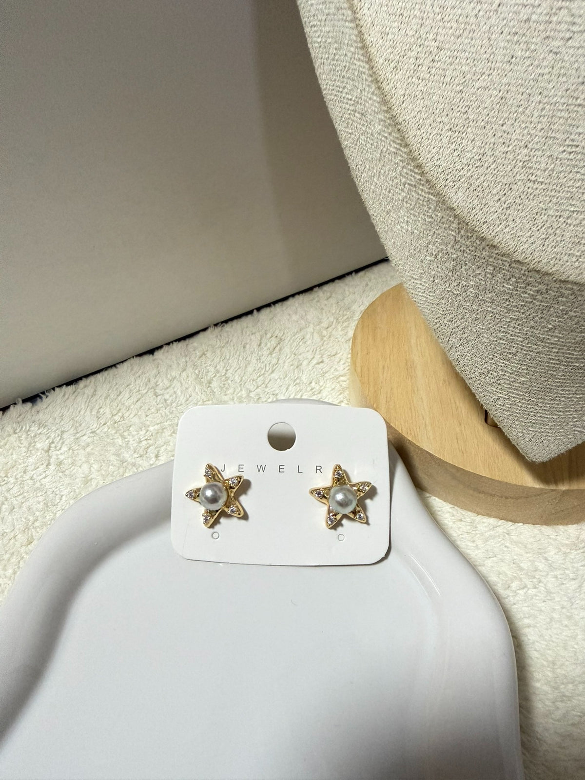 Goldfarbene Stern-Ocker mit grauer Perle