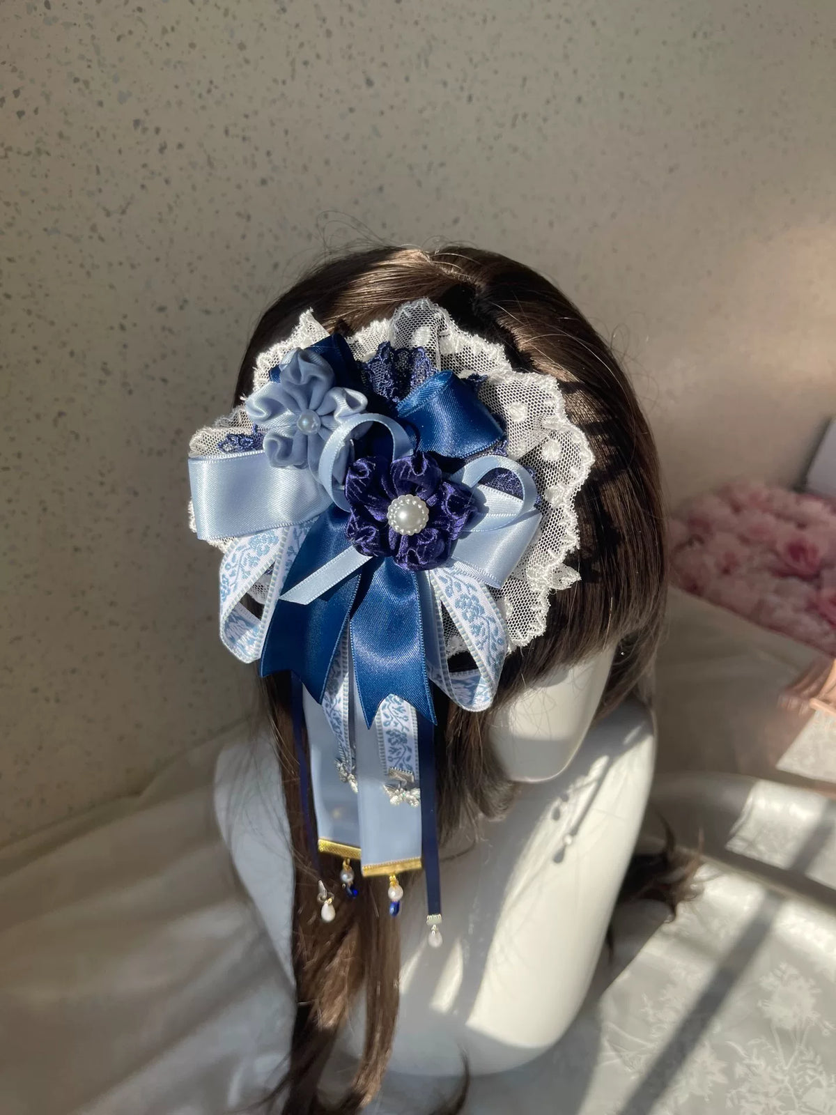 Ornamento per capelli artigianale fiori Lolita blu e bianco