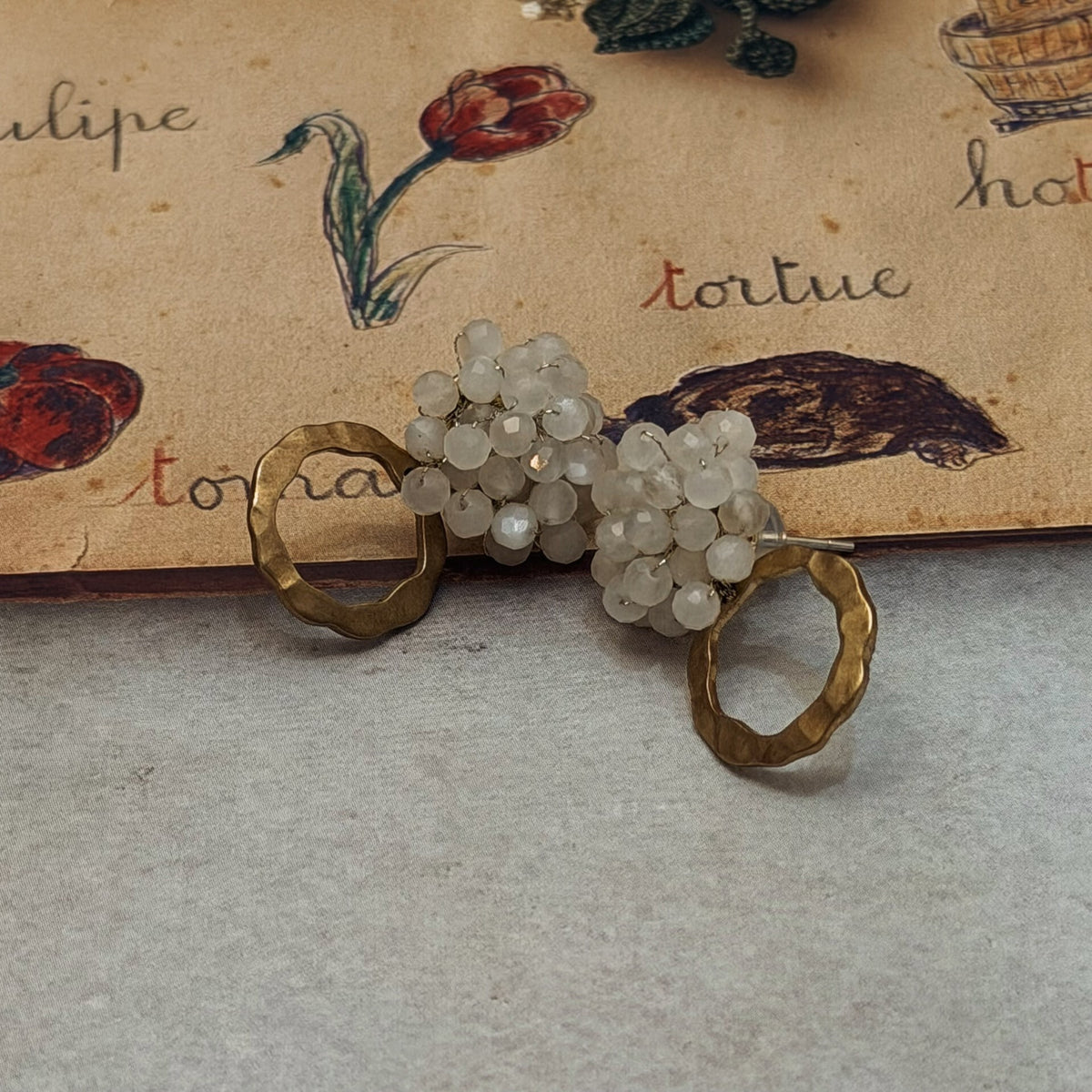 Boucles d'oreilles en perles de pierre naturelle et laiton martelé