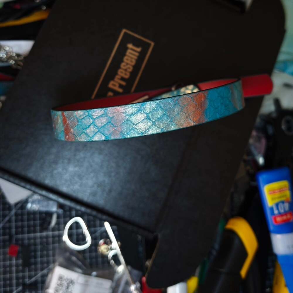 Handgefertigte Leder-Halsband in Teal-Schlangenoptik