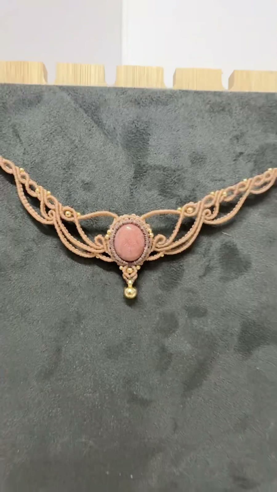Collana in macramé intrecciata a mano con cabochon ovale