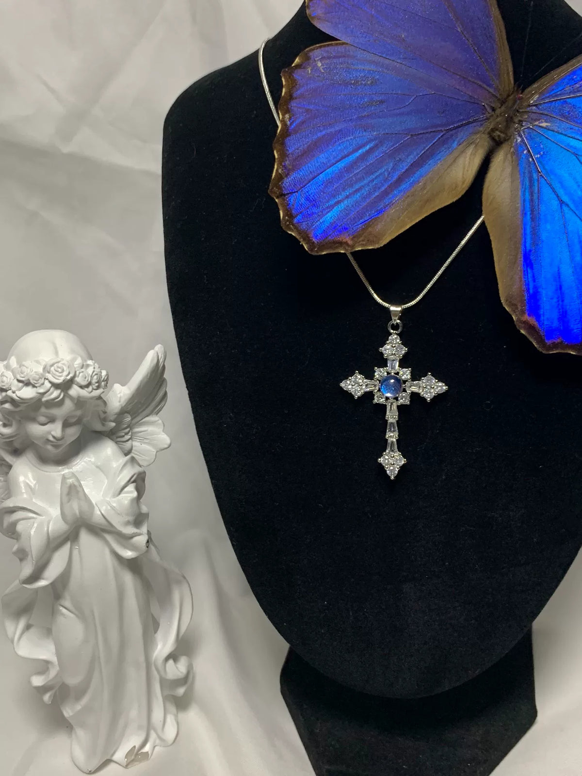 Collier pendentif croix Blue Morpho