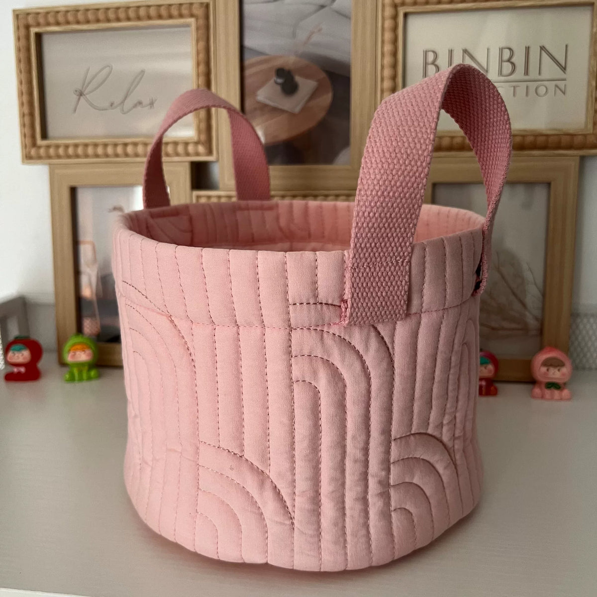 Cesta de cubo rosa acolchada hecha a mano