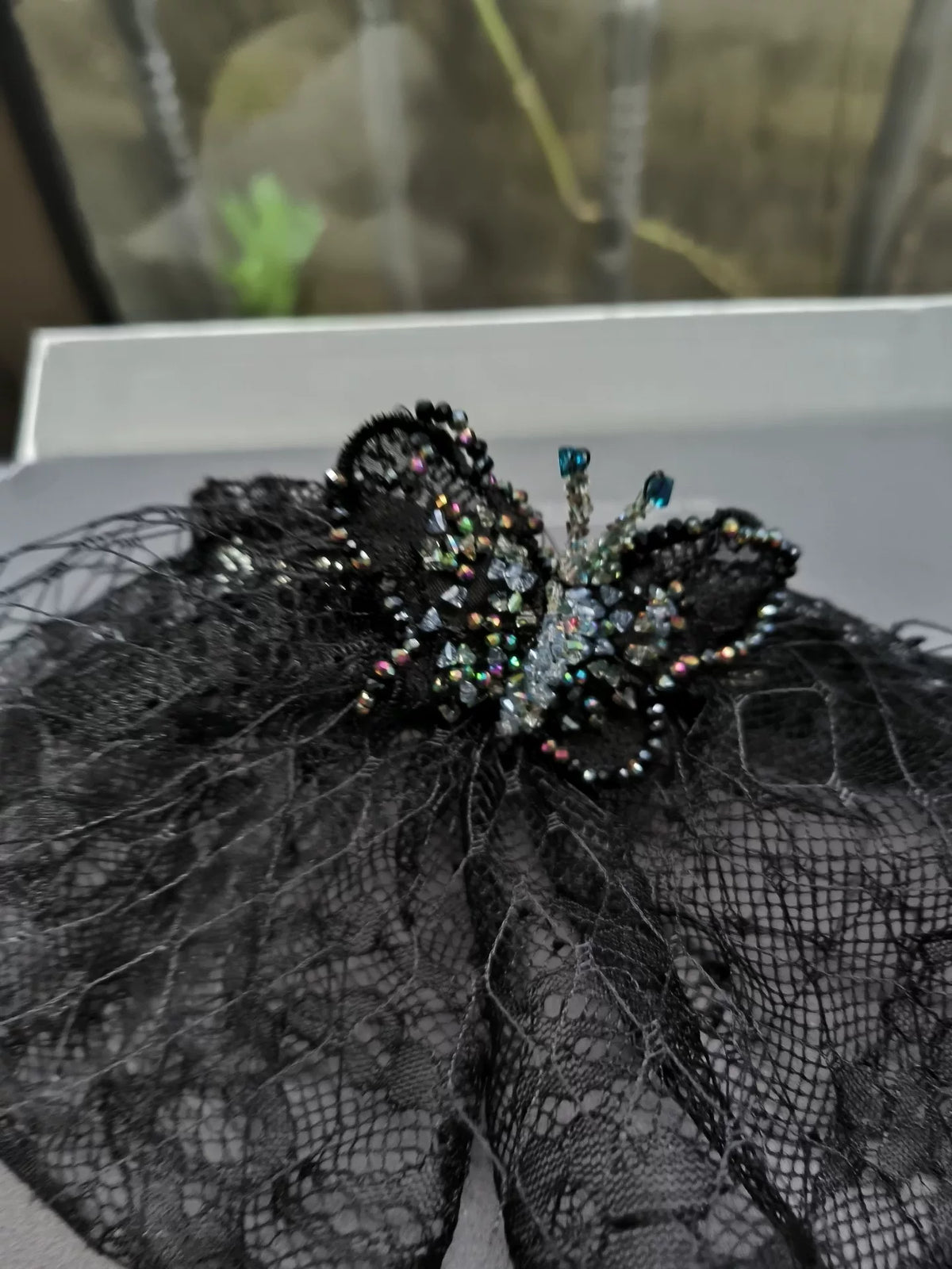 Fermetta con Farfalla in Mesh Nero e Cristalli