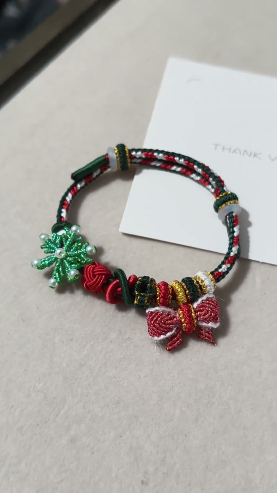 Bracelet de Noël tissé à la main flocon de neige et nœud rouge vert