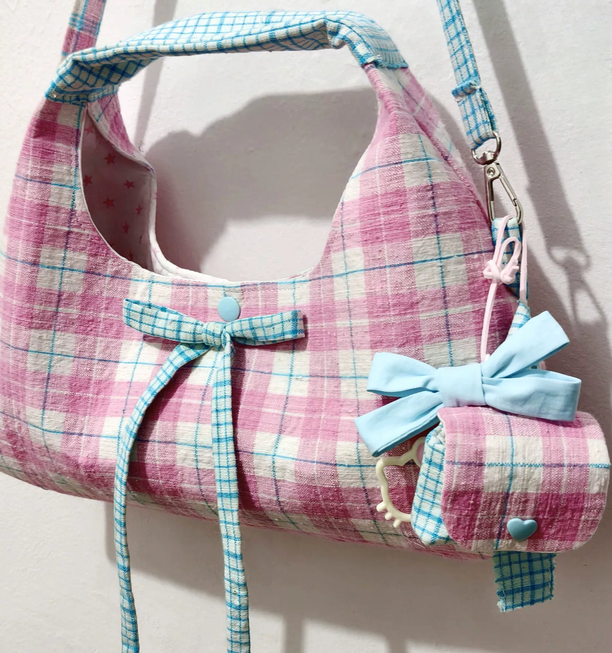 Handgemachte rosa karierte Halbmond-Schultertasche
