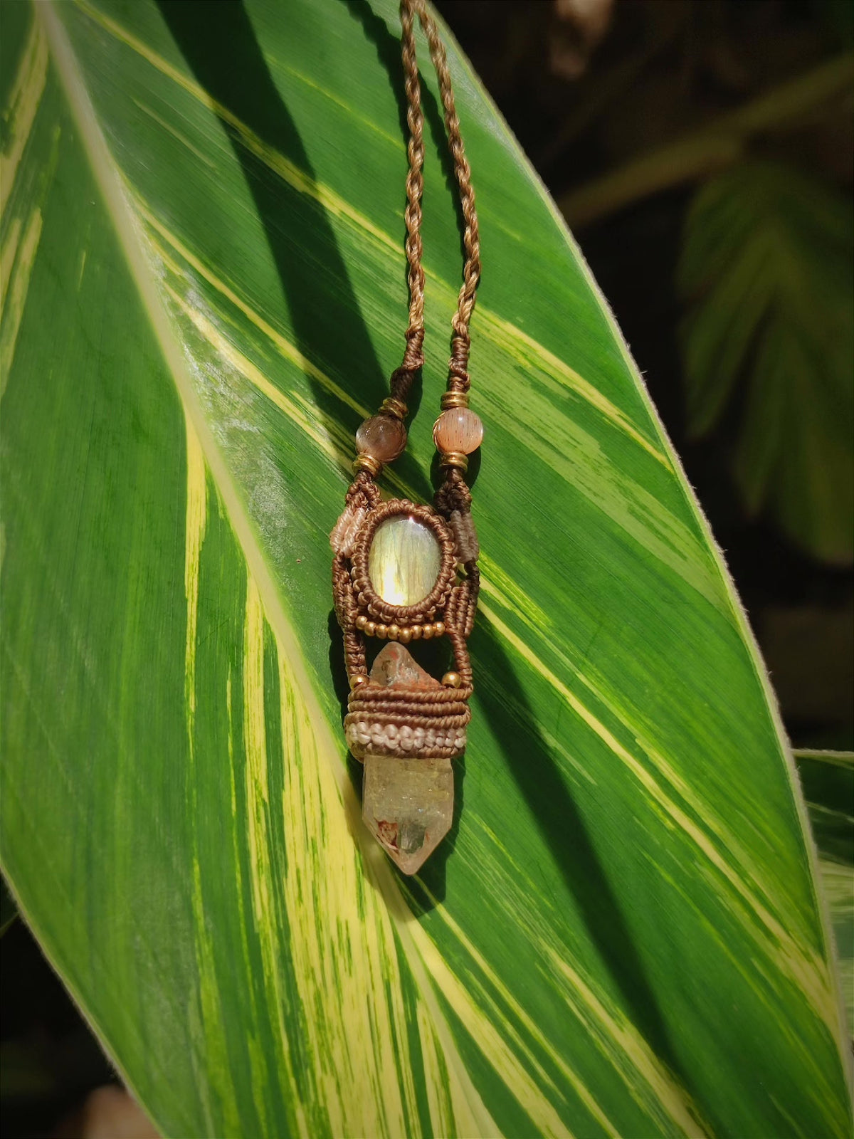 Collana pendente in macramé con punta di cristallo