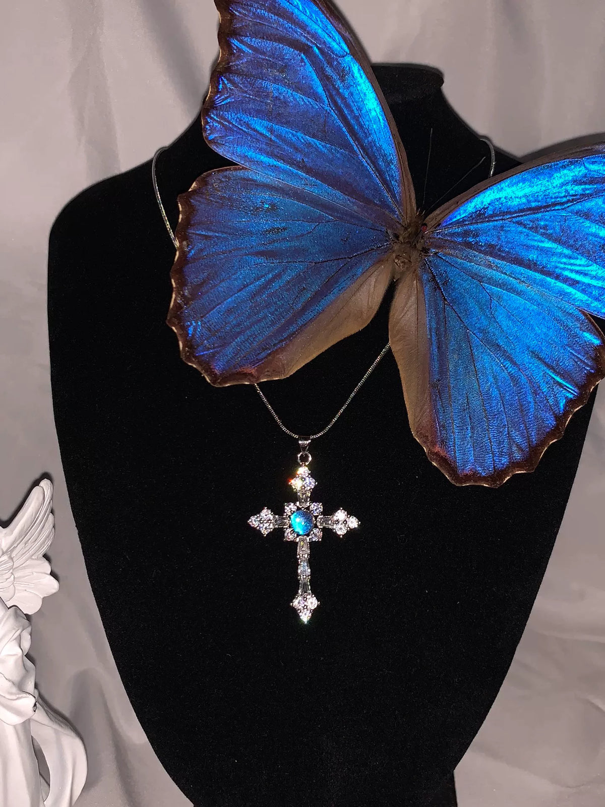 Collier pendentif croix Blue Morpho
