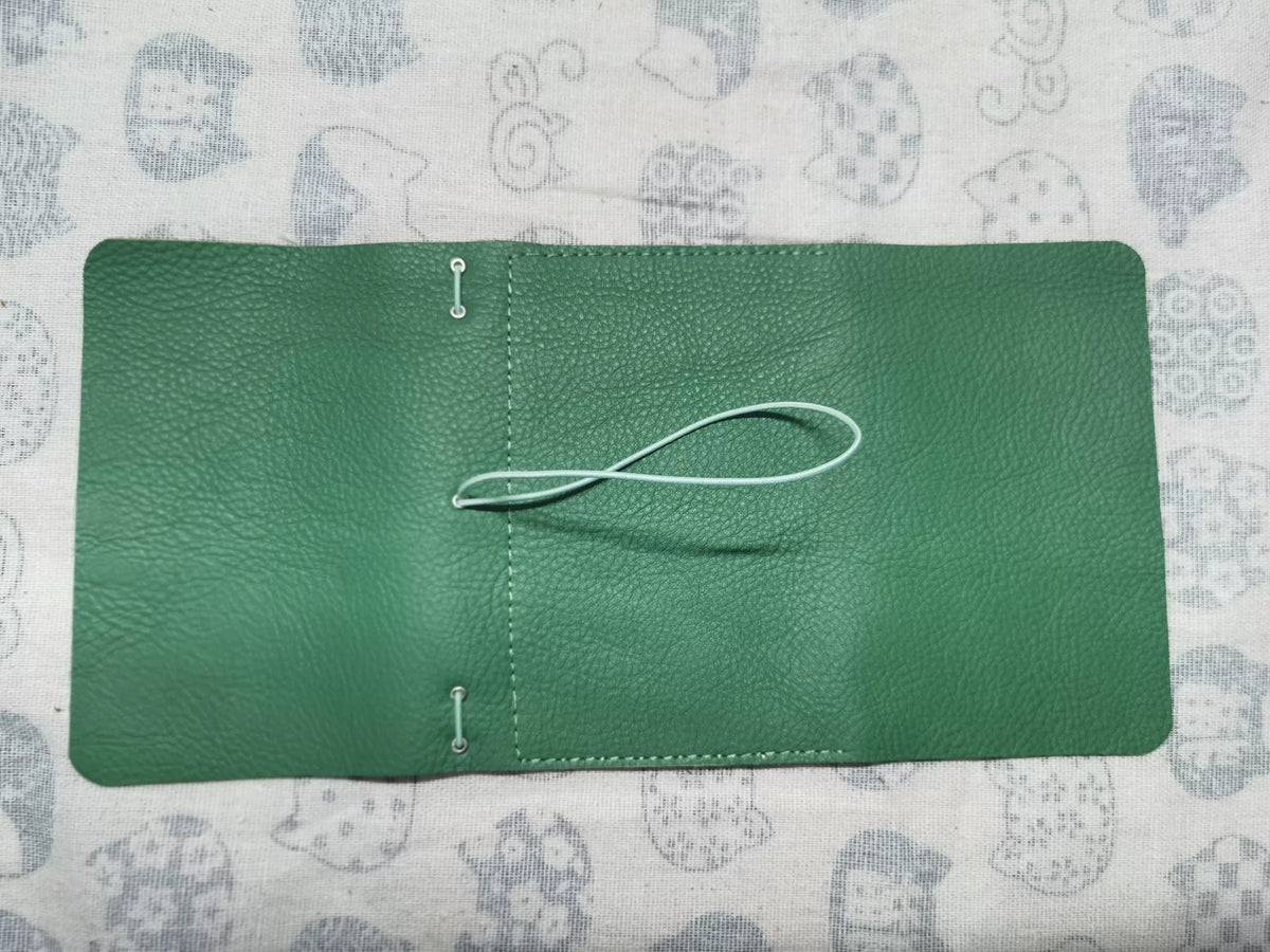 Copertina per passaportoglio e quaderno a triplice in pelle verde