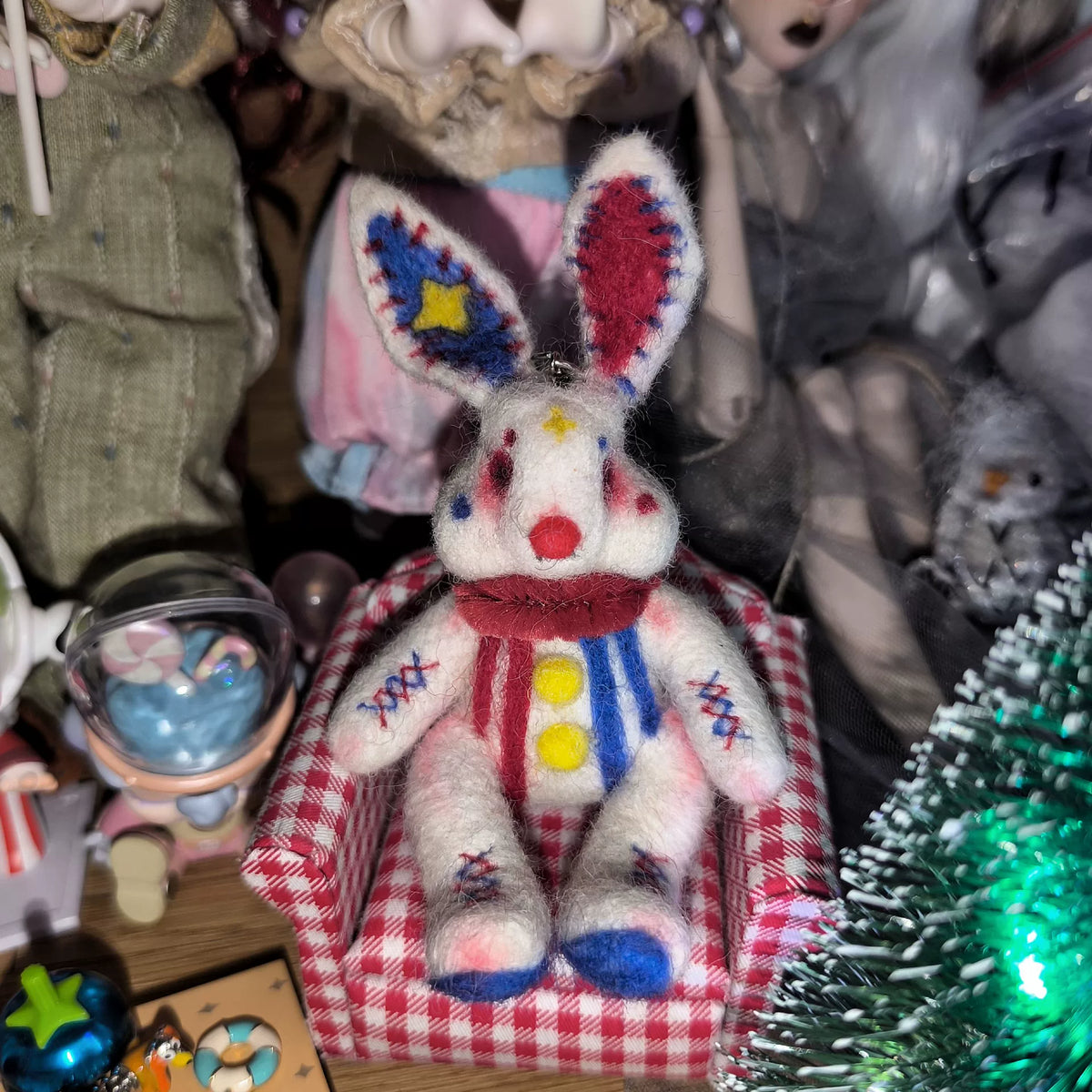 Clownkanin i ullfilt – nyckelring med mjuk berlock