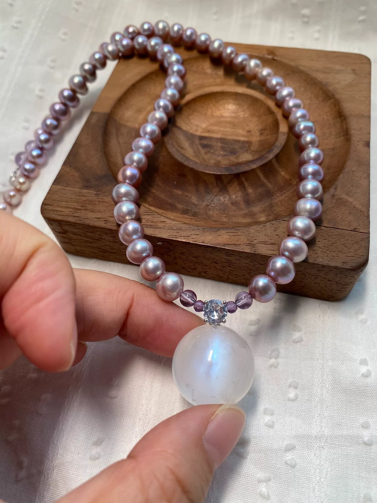 Collier de perles d'eau douce et pendentif pierre de lune bleue 20mm