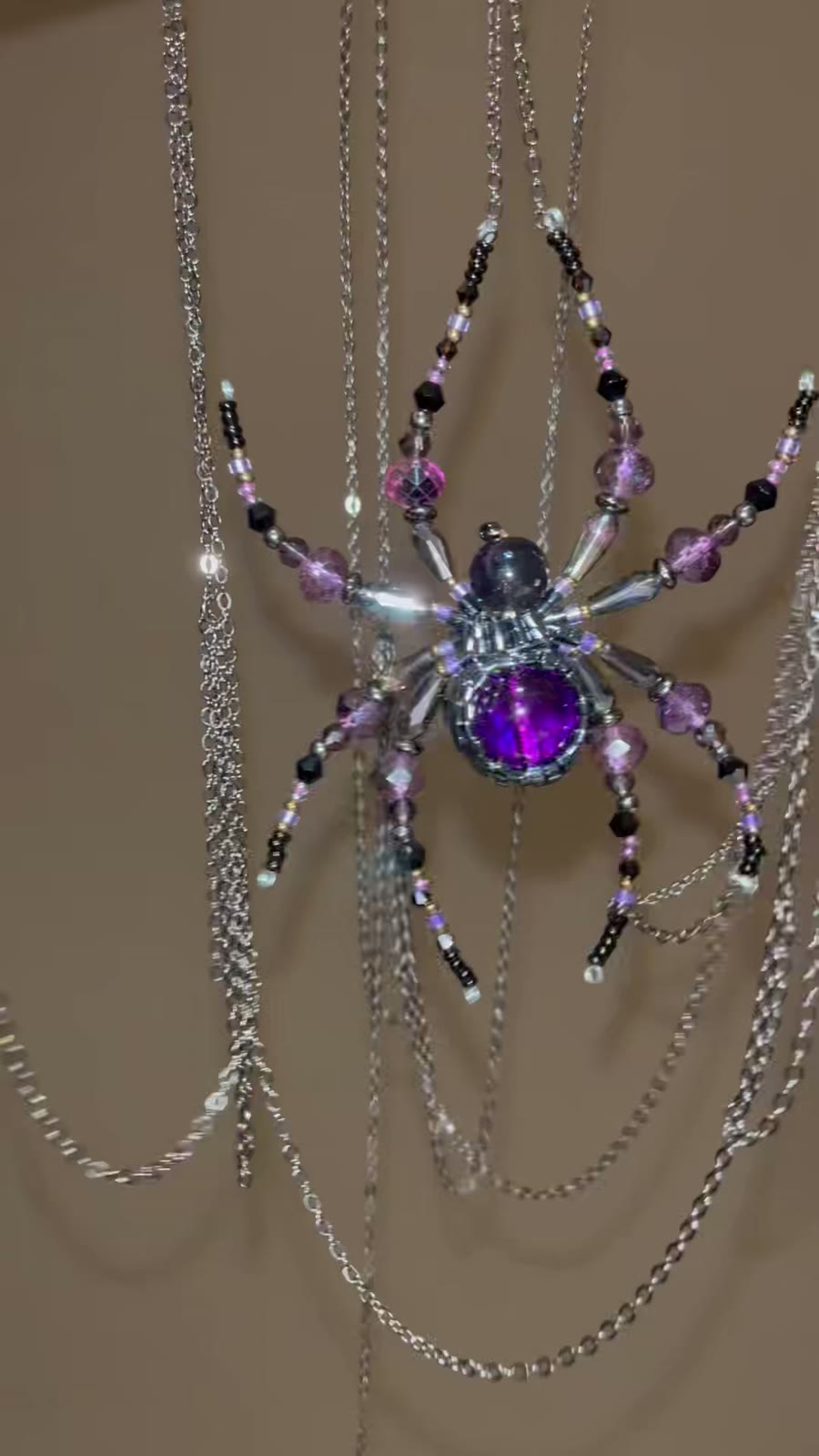 Körperschmuck-Halskette mit violetter Edelstein-Spinne