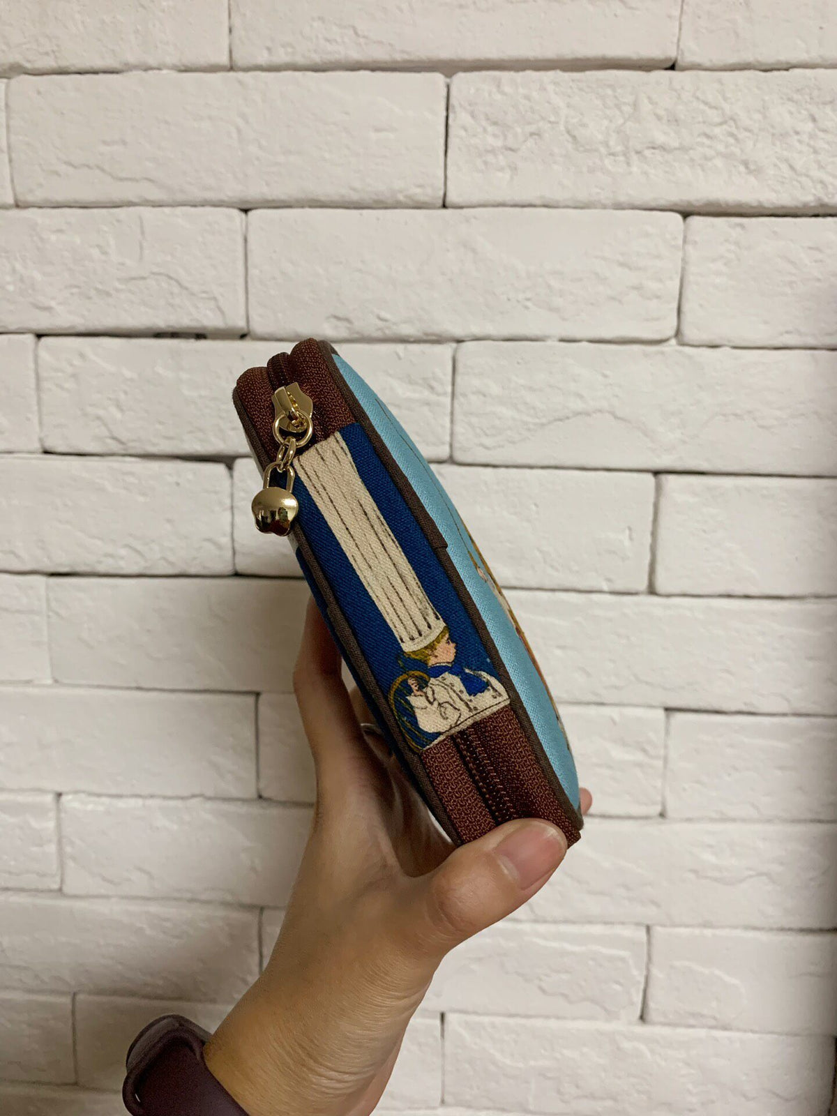 Illustriertes Stoff-Etui mit Ringmechanik