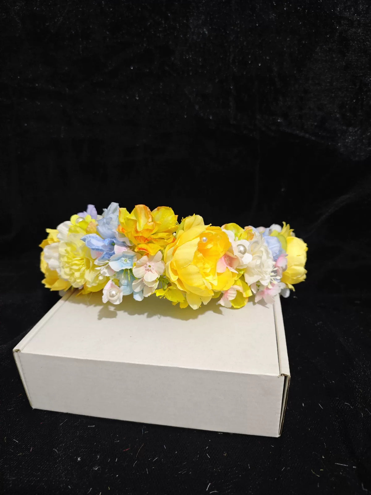 Handgakte gele bloemkrans met volledige bloemen