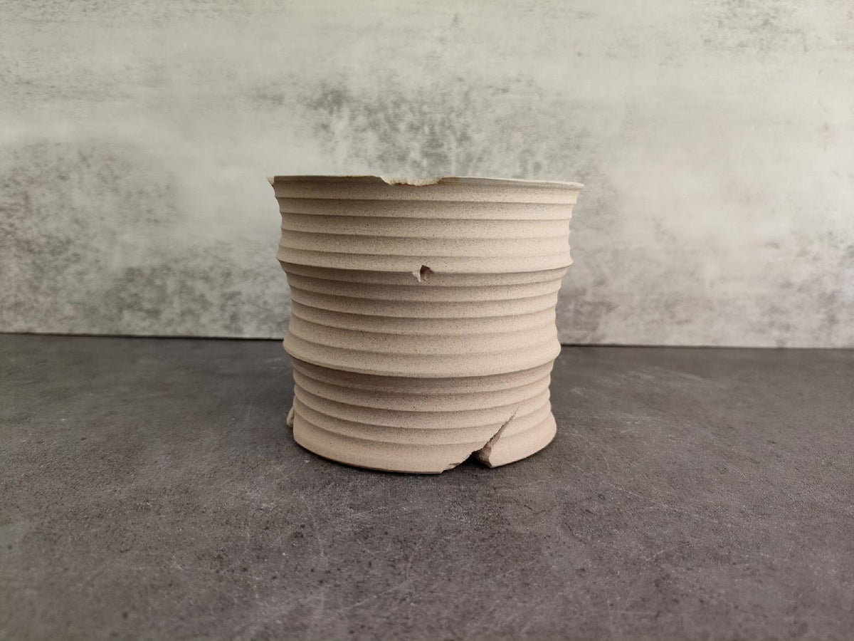 Vasija de Cerámica Tallada a Mano con Relieve