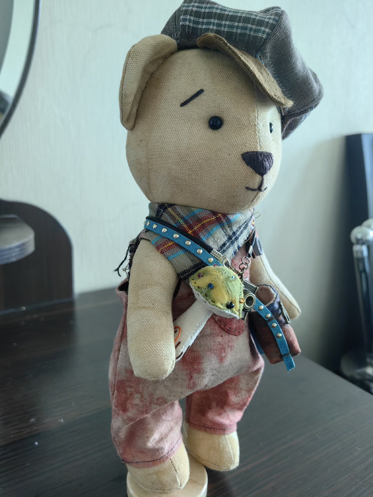 Pflanzengefärbter Stoff-Teddybär mit kariertem Schal
