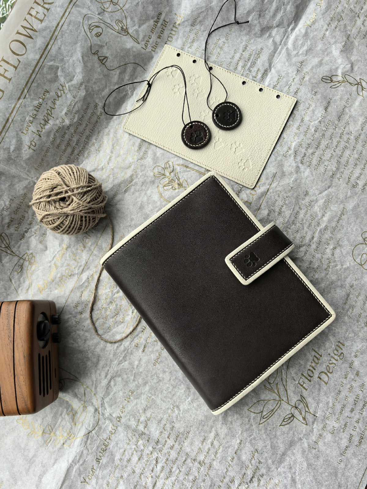 Classeur en cuir avec empreinte de patte embossée