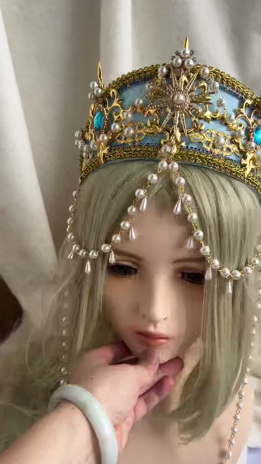 Coiffe couronne en filigrane doré et perles bleues