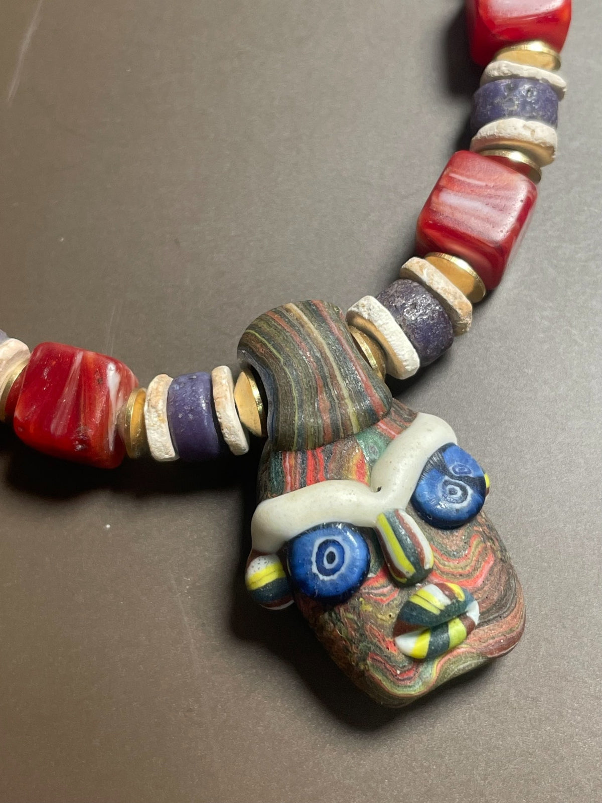 Collar de cuentas de vidrio antiguo con colgante de muñeca fenicia