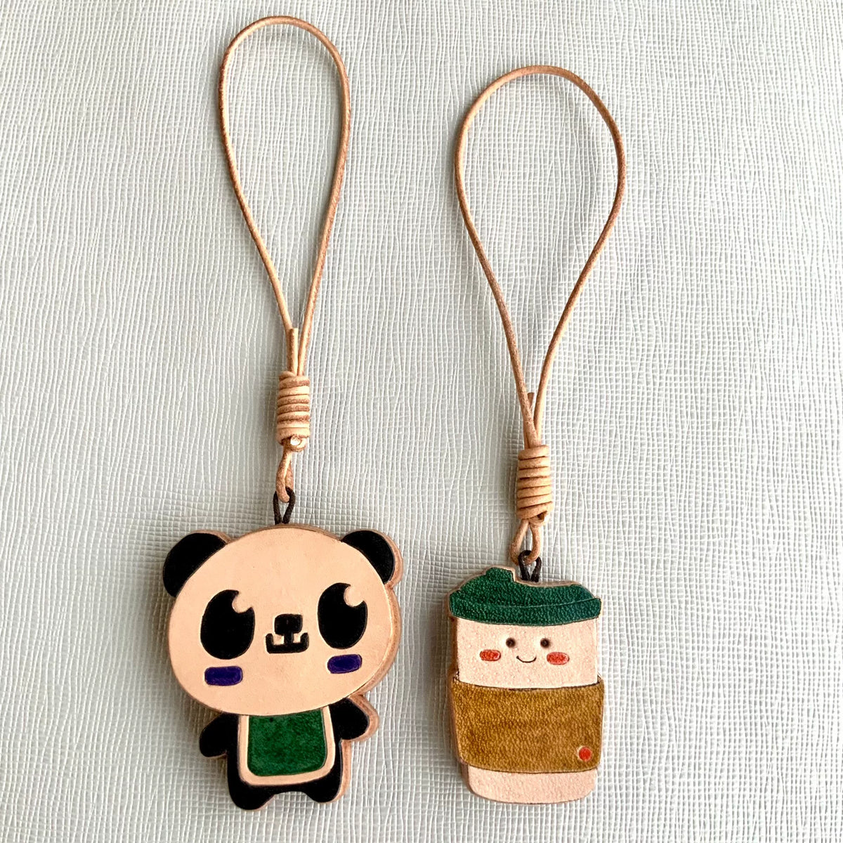 Handgjorda lädercharms med panda och kaffekopp