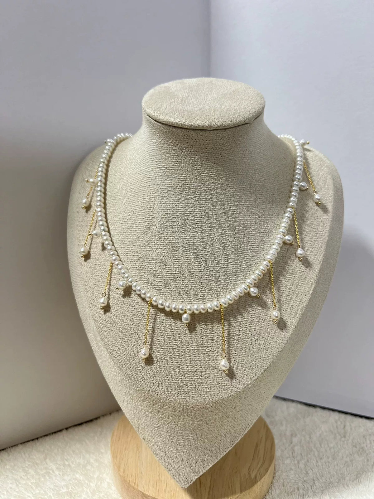 Collier aux perles d'eau douce et frange dorée