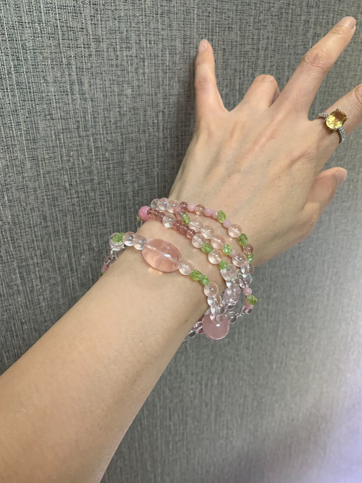Pulseira de Três Voltas de Quartzo Rosa e Morango com Pedras Preciosas