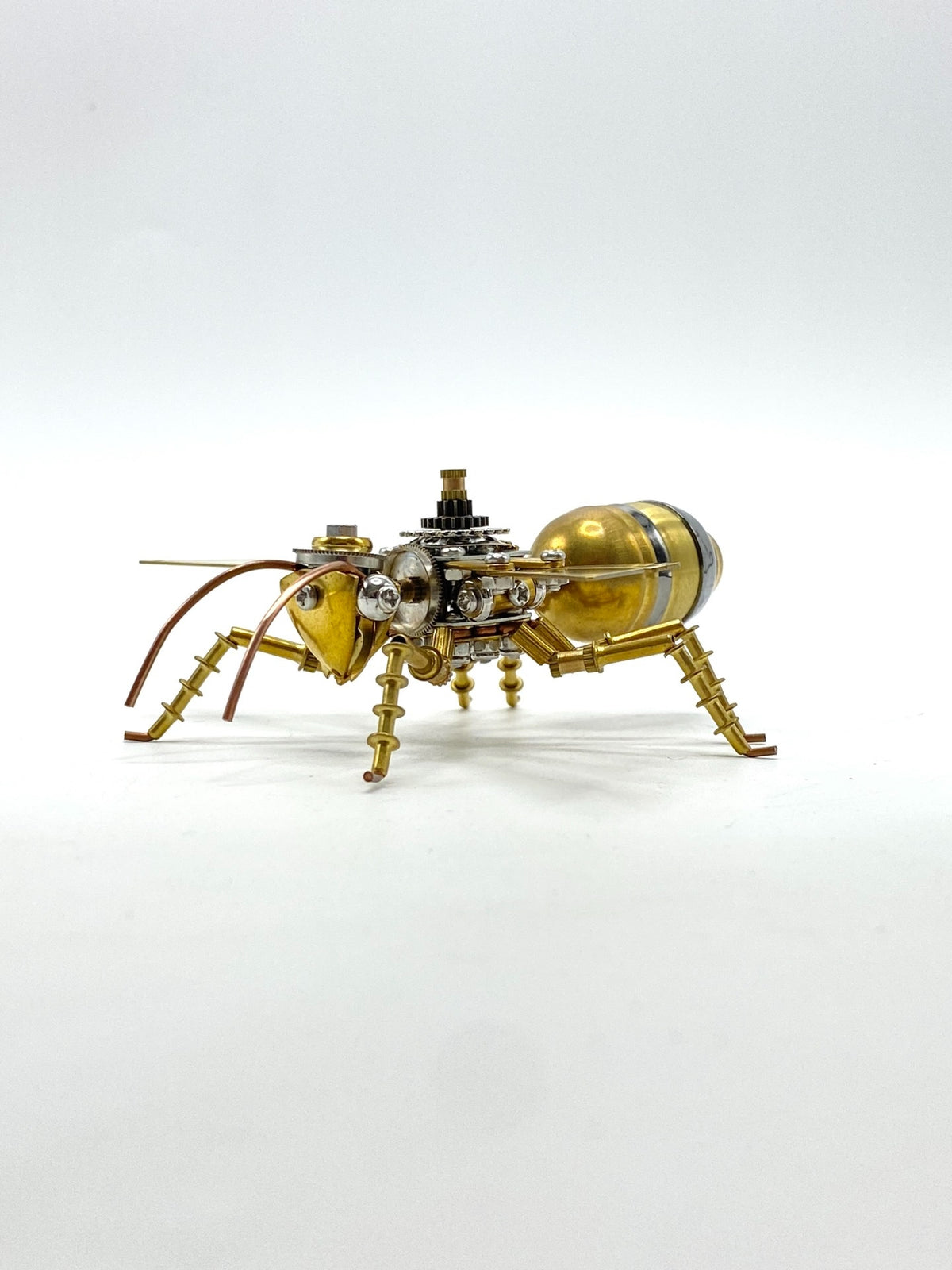 Escultura de metal de insecto volador mecánico estilo steampunk