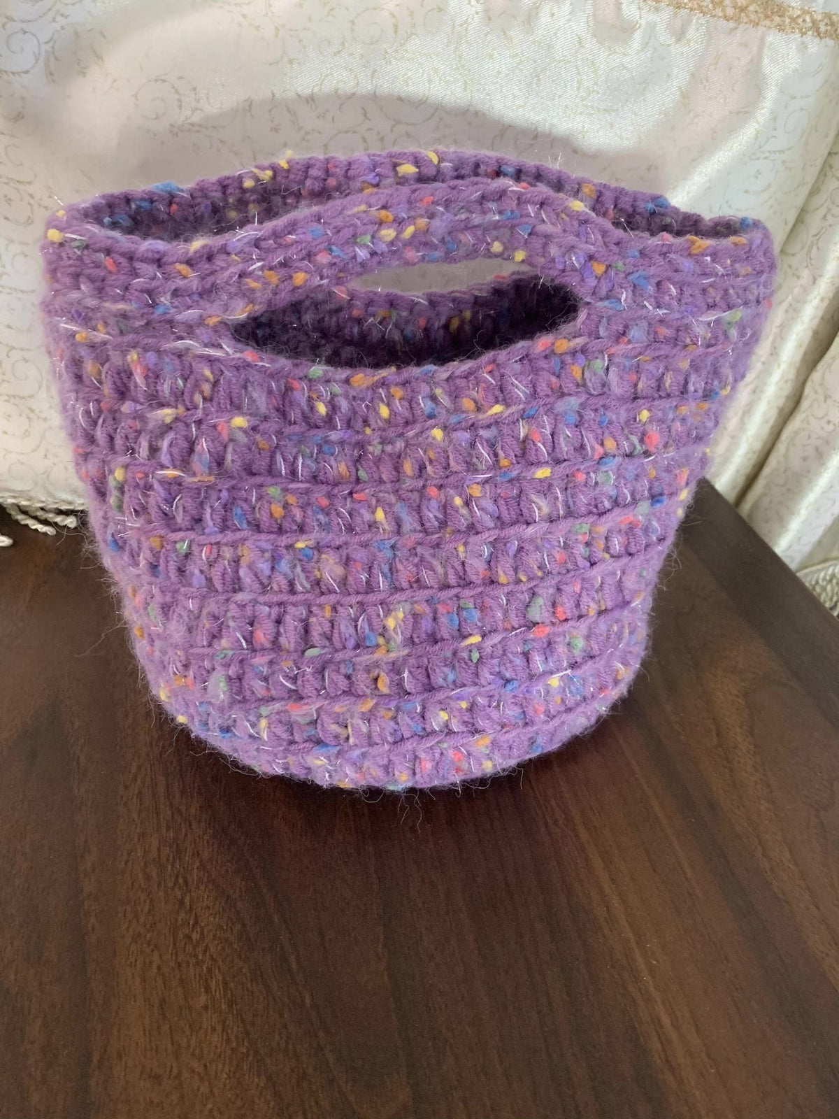 Cesto de Croché Lavanda com Confetes e Asas, Feito à Mão