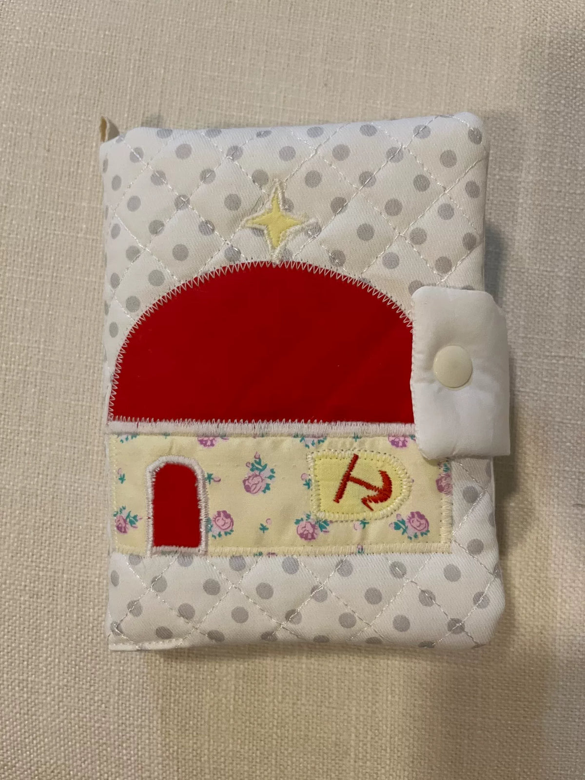 Copertina per libro trapuntata fatta a mano con applique a forma di casa