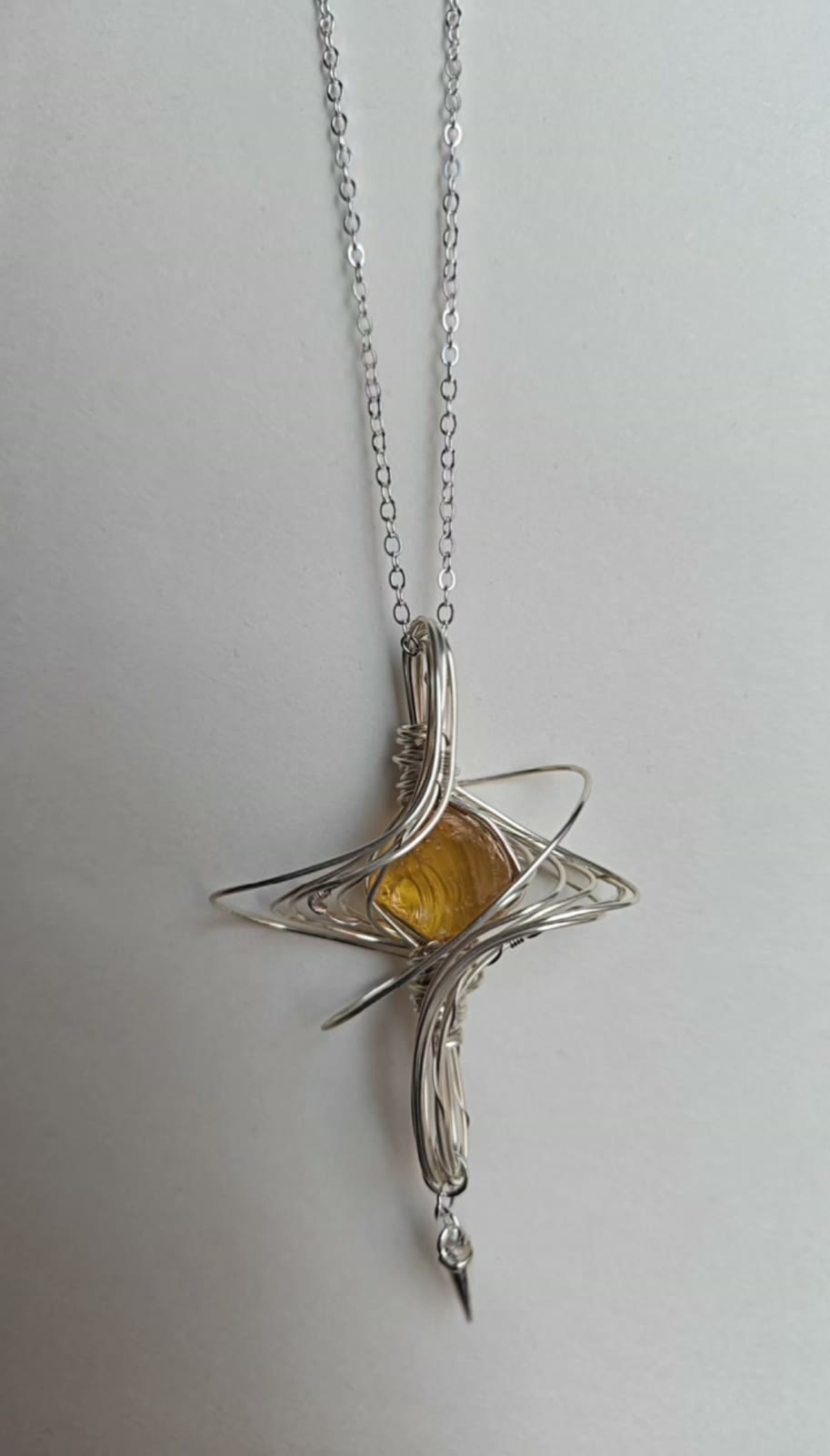 Collana con pendente in vetro giallo avvolto a filo