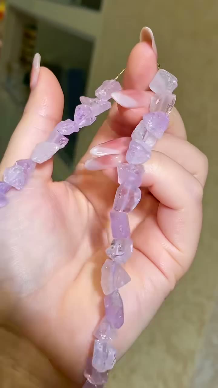 Colar de Cristal Roxo Irregular com Fecho Dourado 18k