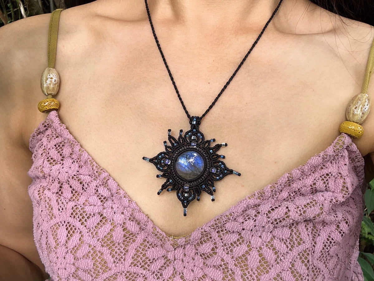 Labradorite makramé-halsband med svart snöre