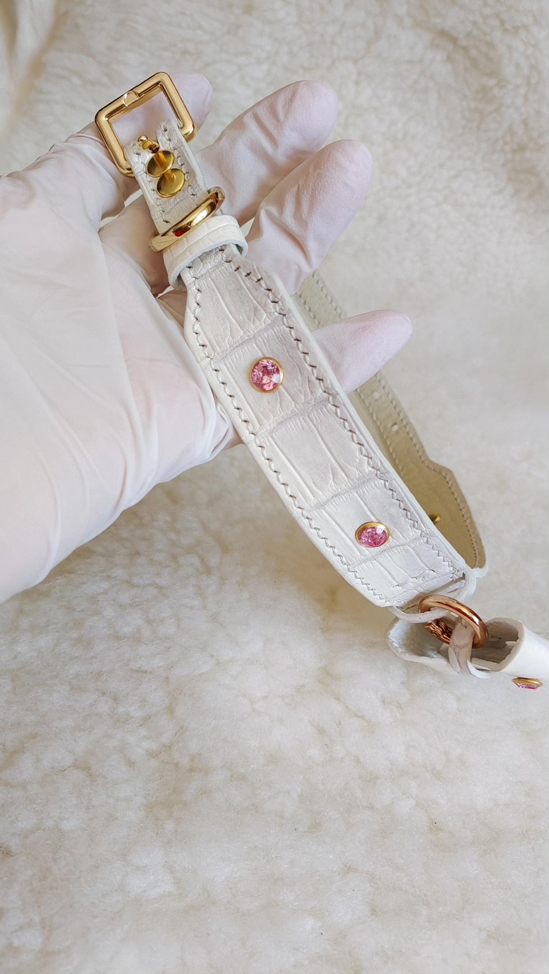 Handgjord hundhalsband i krokodilläder med rosa kristaller