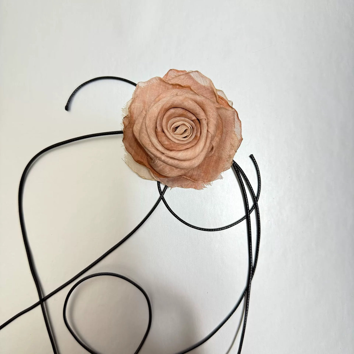 Collier choker artisanal en rose en tissu