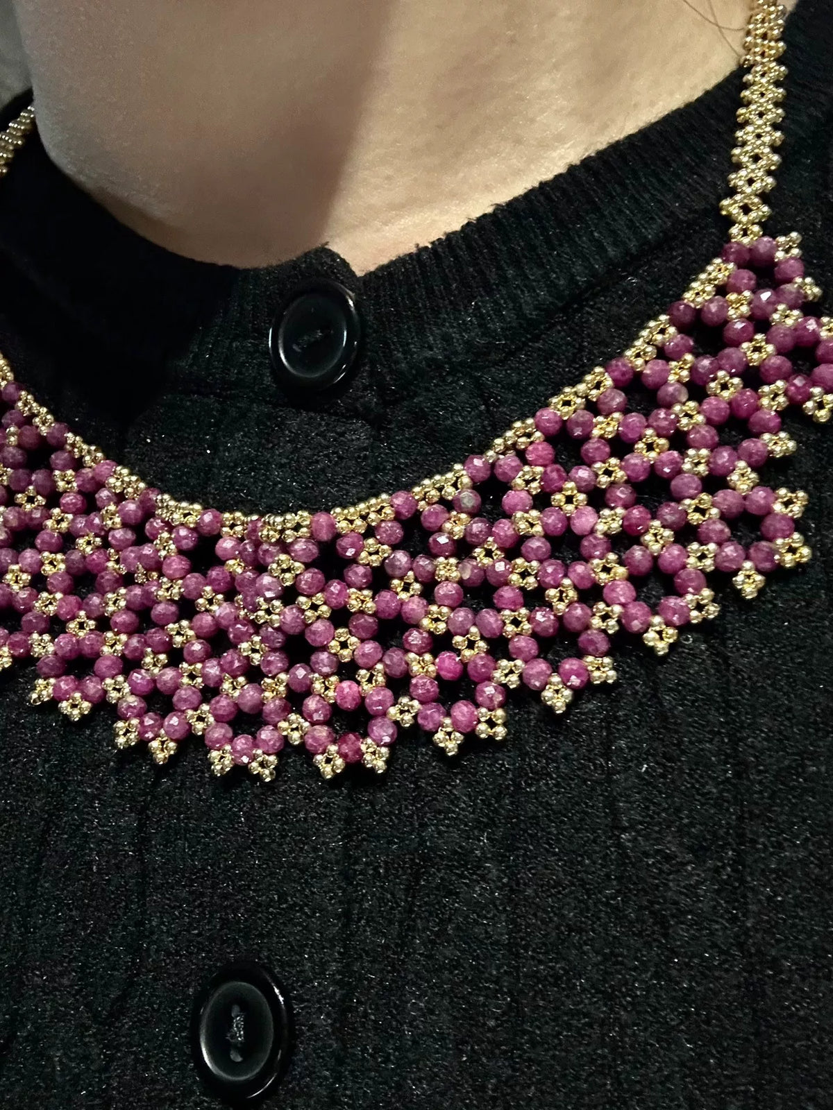 Halsband med spetskrage i naturlig röd korundum