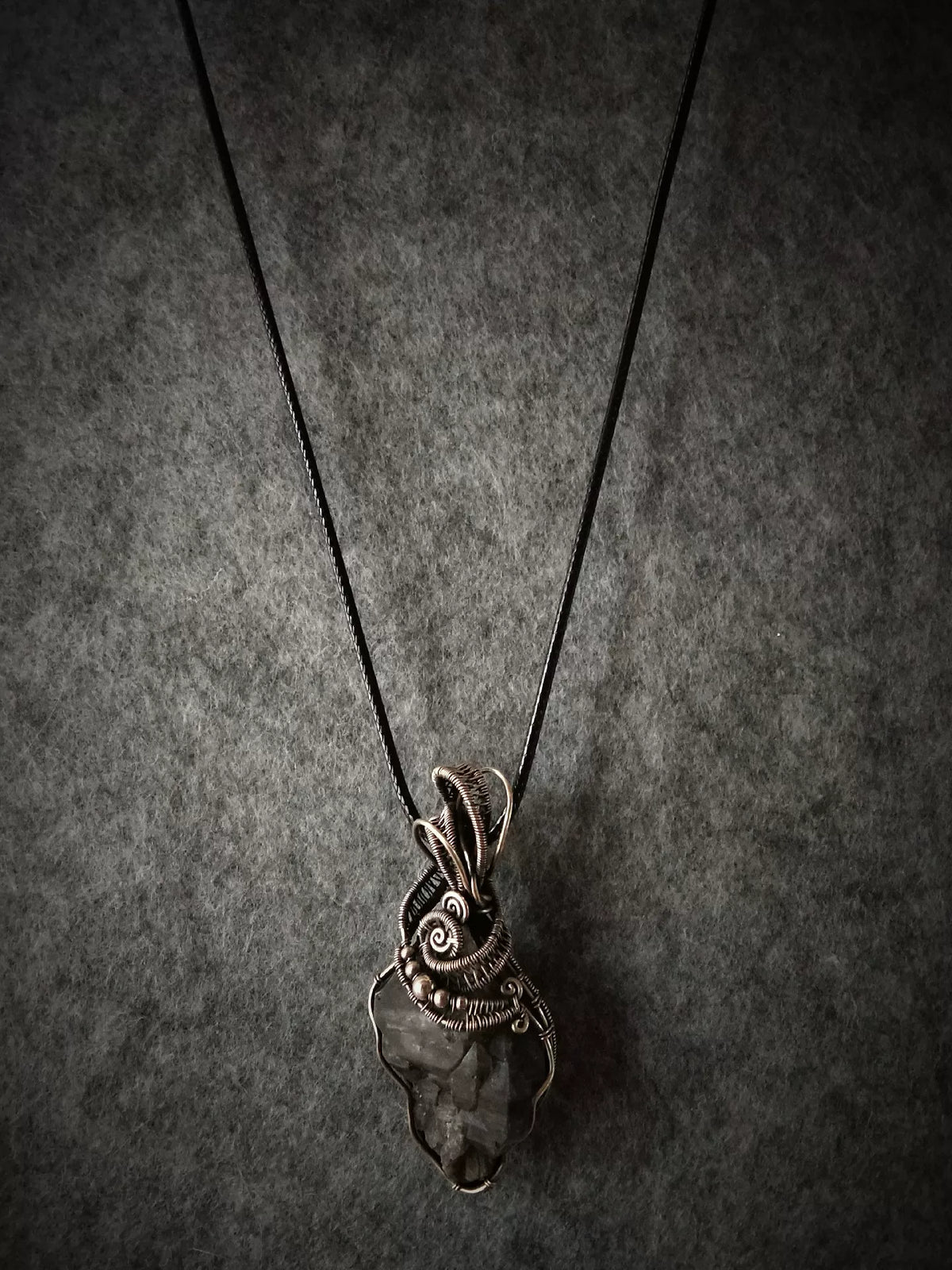 Halsband med rökkvartkristall