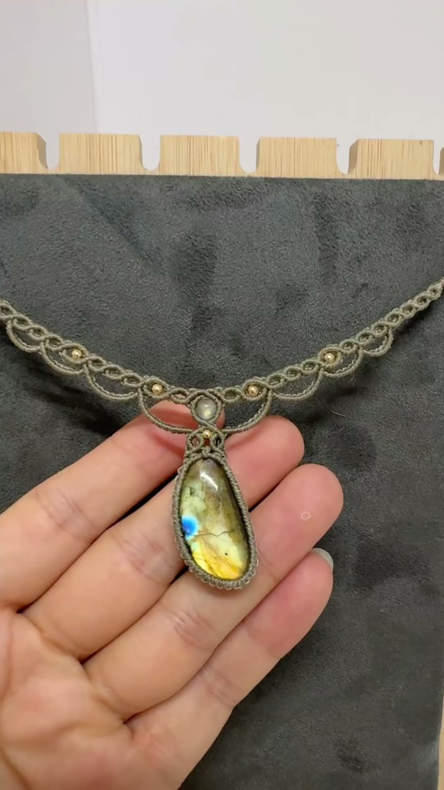 Collar de macramé de labradorita tejido a mano
