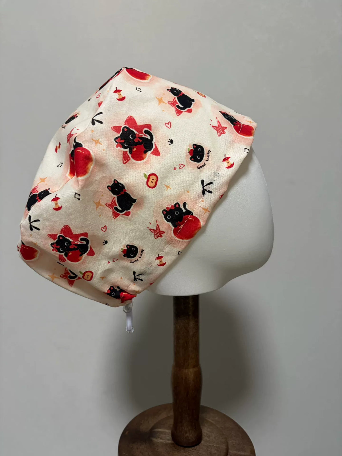 Gorro Cirúrgico de Algodão com Estampa de Gatos Pretos e Maçãs