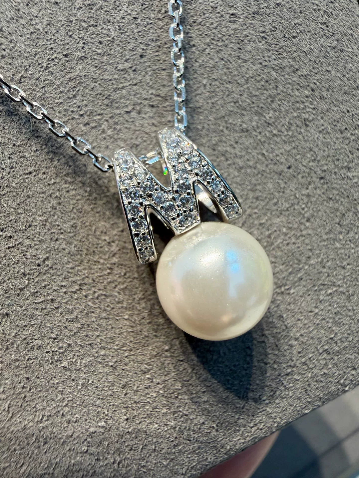 Collana con perla e lettera M placcata rodio