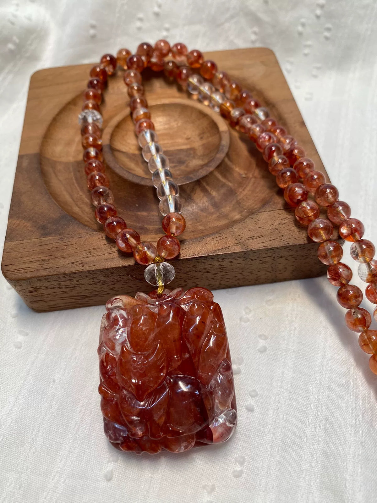 Colar com Pendente de Raposa em Quartzo Fantasma Vermelho