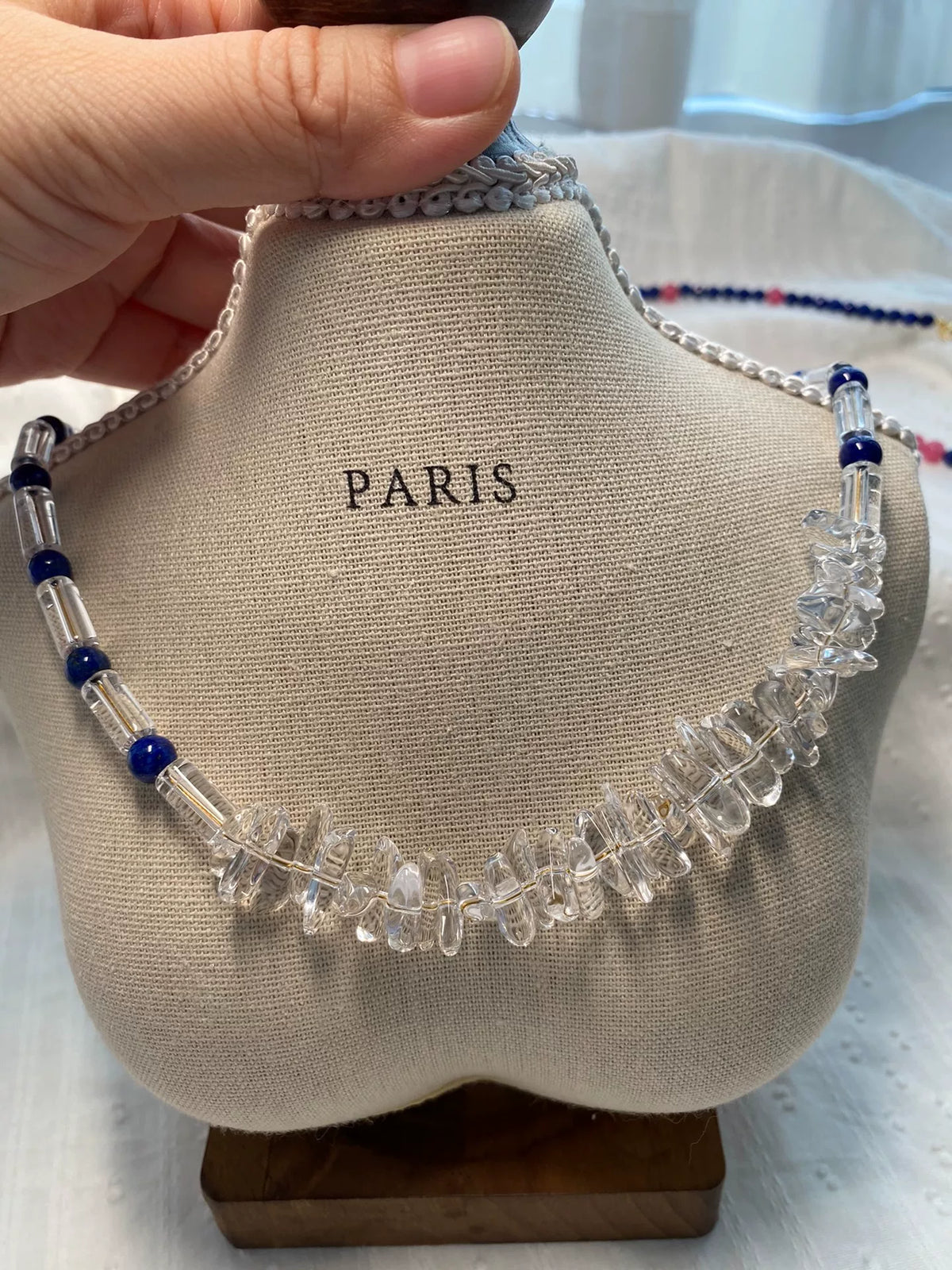 Collier de perles lapis-lazuli et cristal blanc