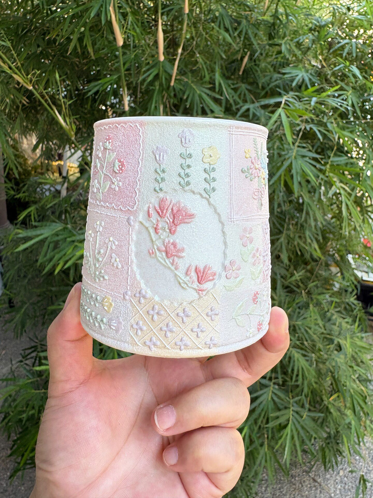 Tasse en céramique avec motif floral en relief givré d'argent