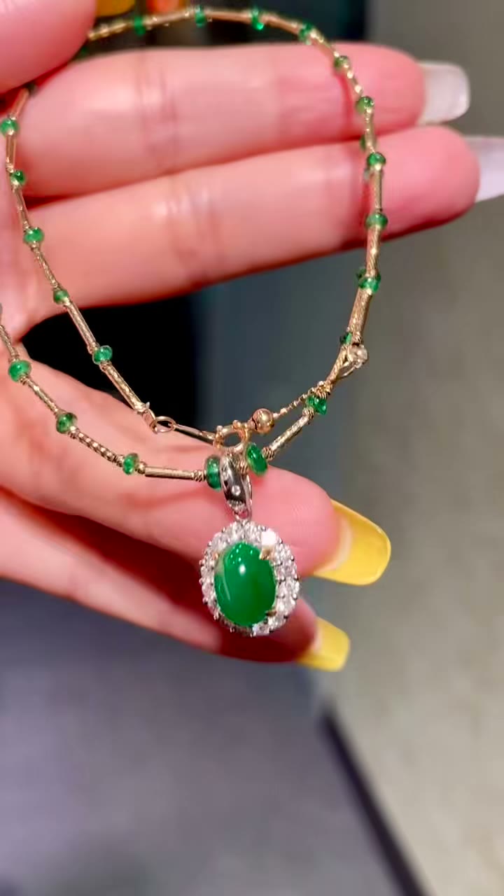 Colar Pendente de Esmeralda Cabochão com Fecho Ajustável