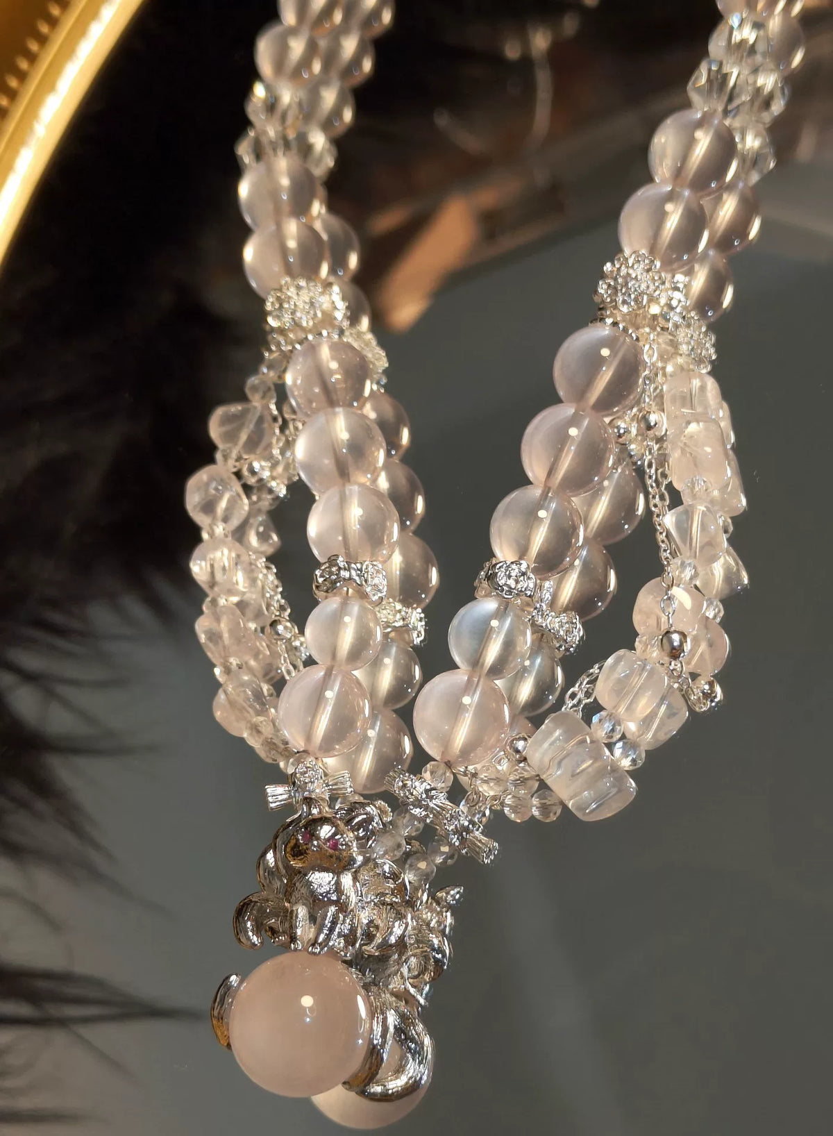 Collana a più fili in perline con ciondolo volpe in quarzo rosa